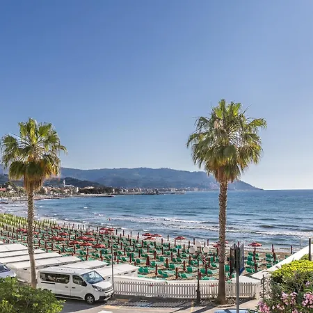 Boat/open Space Front Mare/spiaggia+ Box * Diano Marina